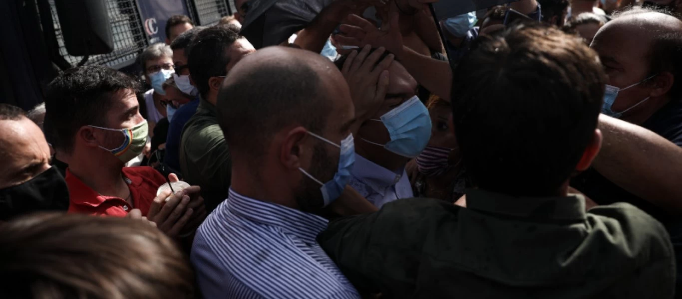 Δίκη Χρυσής Αυγής: Ένταση έξω από το Εφετείο - Προπηλακίστηκε ο Α.Τσίπρας (φώτο)